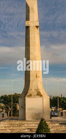 La Valette, Malte. 27 Sep, 2004. Le monde War Memorial, un obélisque à Floriana, Malte, commémore les morts de la Première Guerre mondiale et la seconde guerre mondiale. Malte est devenue une destination touristique internationale. Credit : Arnold Drapkin/ZUMA/Alamy Fil Live News Banque D'Images