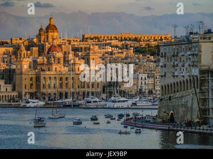 La Valette, Malte. 27 Sep, 2004. La fin de l'après-midi soleil brille sur le grand port intérieur, Vittoriosa, Birgu, et les yachts de luxe amarrés là. C'est l'une des "Trois Villes" sur le côté sud de La Valette, Malte, et une populaire destination touristique internationale. Credit : Arnold Drapkin/ZUMA/Alamy Fil Live News Banque D'Images