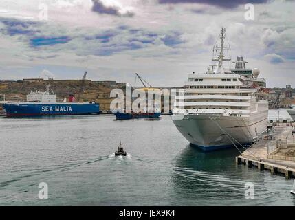 Le 27 septembre 2004 - La Valette, Malte - un petit bateau navigue au-delà du navire de croisière de luxe Croisières Sun Mme Sunbird, amarré dans le Grand Port de La Valette, Malte, une populaire destination touristique internationale. (Crédit Image : © Arnold Drapkin via Zuma sur le fil) Banque D'Images