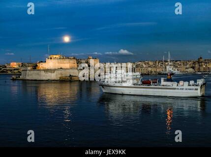 Le 27 septembre 2004 - La Valette, Malte - un ferry de passages que la lune se lève au-dessus de l'historique fort médiéval bastionné Saint Angelo à Birgu, l'un des "trois prix de € sur le côté sud de La Valette, Malte. Au centre du Grand Port de la Villetta, il est mieux connu pour son rôle durant le Grand Siège de Malte de 1565. Site du patrimoine mondial de l'UNESCO, Villetta est une populaire destination touristique internationale. (Crédit Image : © Arnold Drapkin via Zuma sur le fil) Banque D'Images