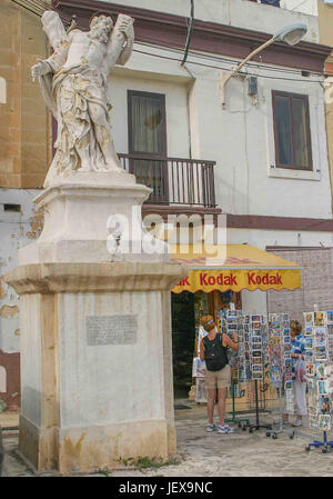 Le 27 septembre 2004 - Malte - à côté d'une statue de saint André, le patron des pêcheurs, en Marsaxlokk Square, magasin pour acheter des cartes postales aux touristes dans un magasin de souvenirs. Ce village de pêcheurs pittoresque, dans la région sud-est de l'île de Malte, est devenue une destination touristique internationale. (Crédit Image : © Arnold Drapkin via Zuma sur le fil) Banque D'Images