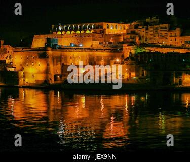 Le 27 septembre 2004 - La Valette, Malte - illuminé la nuit, le front de mer de la ville fortifiée de La Valette, capitale de Malte et site du patrimoine mondial de l'UNESCO, connue pour ses remparts médiévaux et de bastions. Vu est le SS Peter & Paul Bastion et Fort Lascaris, à sa partie supérieure les arcades de la partie supérieure de Barrakka Gardens, avec sa superbe vue sur le Grand Port. Malte est une destination touristique internationale. (Crédit Image : © Arnold Drapkin via Zuma sur le fil) Banque D'Images