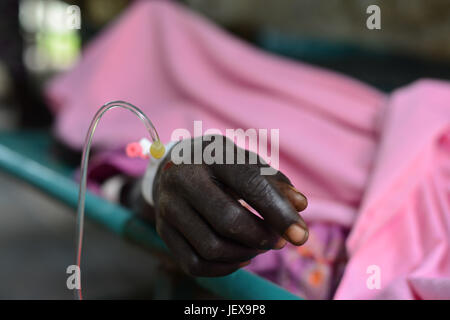 28 juin 2017 - Juba, Soudan du Sud - Jubek, Joyce Auma, 20 chambres, repose sur la restauration à partir d'un grave cas de choléra Le mercredi à l'Hôpital général de Juba, Soudan du Sud, où plus de la moitié de la population souffre d'une grave crise humanitaire dont la famine. (Crédit Image : © Miguel Juarez Lugo via Zuma sur le fil) Banque D'Images