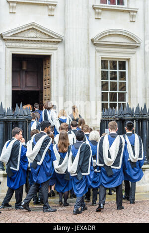 Cambridge, Angleterre. 28 juin 2017. Vêtus de leurs robes universitaires, les étudiants de Trinity College, Université de Cambridge, processus en Sénat Chambre pour leur cérémonie de graduation le 28 juin 2017 Crédit : Michael Foley/Alamy Live News Banque D'Images