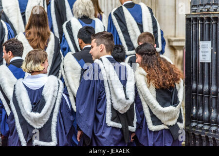 Cambridge, Angleterre. 28 juin 2017. Vêtus de leurs robes universitaires, les étudiants de Trinity College, Université de Cambridge, processus en Sénat Chambre pour leur cérémonie de graduation le 28 juin 2017 Crédit : Michael Foley/Alamy Live News Banque D'Images