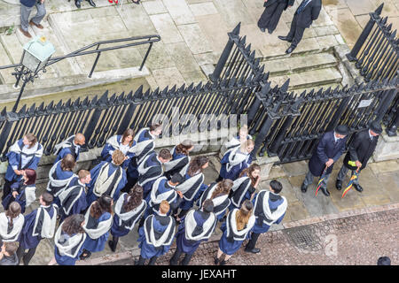 Cambridge, Angleterre. 28 juin 2017. Vêtus de leurs robes universitaires, les étudiants de Trinity College, Université de Cambridge, processus en Sénat Chambre pour leur cérémonie de graduation le 28 juin 2017 Crédit : Michael Foley/Alamy Live News Banque D'Images