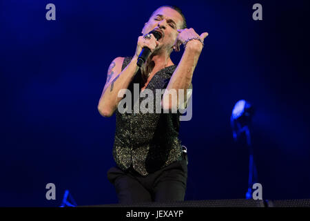 Milan Italie. 27 juin 2017. Le groupe électronique anglais DEPECHE MODE effectue sur scène au Stadio San Siro lors de la 'Tour' Global Spirit of Credit : Rodolfo Sassano/Alamy Live News Banque D'Images