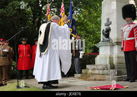 Putney, Londres, Royaume-Uni. 28 Juin, 2017. Croix de Victoria pierre commémorative cérémonie pour le sous-lieutenant Frank Wearne Essex Regiment qui a été tué dans l'action le 28 juin 1917 et a reçu la Croix de Victoria pour ses actions au cours d'un raid dans une tranchée allemande position appelée 'Nash Alley' est de Loos France Le révérend chanoine Joseph Hawes bénit les stone crédit photo Sandra Rowse/Alamy Live News Banque D'Images