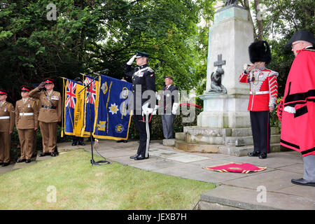 Putney, Londres, Royaume-Uni. 28 Juin, 2017. Victoria Coss pierre commémorative cérémonie pour le sous-lieutenant Frank Wearne Essex Regiment qui a été tué dans l'action le 28 juin 1917 et a reçu la Croix de Victoria pour ses actions au cours d'un raid dans une tranchée allemande position appelée 'Nash Alley' est de Loos France Crédit photo Sandra Rowse/Alamy Live News Banque D'Images