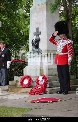 Putney, Londres, Royaume-Uni. 28 Juin, 2017. Croix de Victoria pierre commémorative cérémonie pour le sous-lieutenant Frank Wearne Essex Regiment qui a été tué dans l'action le 28 juin 1917 et a reçu la Croix de Victoria pour ses actions au cours d'un raid dans une tranchée allemande position appelée 'Nash Alley' est de Loos France Crédit photo Sandra Rowse/Alamy Live News Banque D'Images