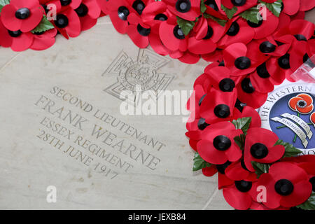 London Putney uk 28 juin 2017 Croix de Victoria pierre commémorative cérémonie pour le sous-lieutenant Frank Wearne Essex Regiment qui a été tué dans l'action le 28 juin 1917 et a reçu la Croix de Victoria pour ses actions au cours d'un raid dans une tranchée allemande position appelée 'Nash Alley' est de Loos France Crédit photo Sandra Rowse/Alamy Live News Banque D'Images