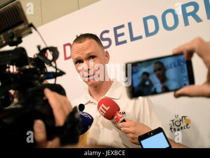 Dpatop - coureur cycliste britannique professionnelle et trois fois champion du Tour de France, Chris Froome (team Sky) parle à la journaliste lors d'une conférence de presse à Düsseldorf, Allemagne, 28 juin 2017. Photo : Martin Gerten/dpa Banque D'Images