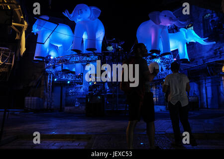 Jérusalem, Israël. 28 Juin, 2017. "Oasis" par JLF d'Israël s'affiche dans le Muristan Square. Jérusalem a lancé son 9e Festival International de la lumière lumineuse affichant des installations d'art créé par des artistes locaux ou internationaux. Credit : Alon Nir/Alamy Live News Banque D'Images