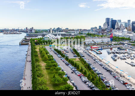 Montréal, Canada - le 27 mai 2017 : Vue aérienne du quartier du vieux port avec de nombreux bateaux et le centre-ville en ville dans la région du Québec pendant le coucher du soleil Banque D'Images