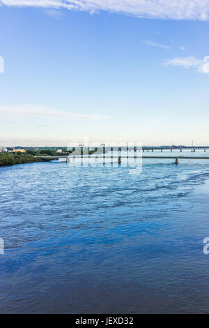 Montréal, Canada - le 27 mai 2017 : Vue aérienne du quartier du vieux port avec ponts Champlain et Victoria en ville dans la région du Québec pendant le coucher du soleil Banque D'Images