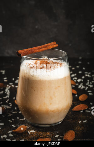 Boisson traditionnelle mexicaine - Café Latte Horchata Horchata, mélangé avec un cocktail d'amandes, de riz, de vanille et de cannelle. Sur une table en béton noir, w Banque D'Images