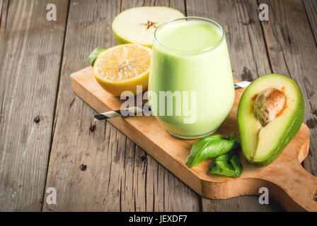 Alimentation saine. Petit-déjeuner diététique ou snack. Les smoothies verts de yaourts, avocat, banane, pomme de terre, les épinards et le citron. Sur une table en bois rustique, avec subst Banque D'Images