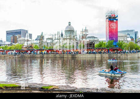 Montréal, Canada - le 27 mai 2017 : Vieux port Marché Bonsecours superficie du bassin avec des bateaux dans la ville dans la région du Québec pendant le coucher du soleil Banque D'Images