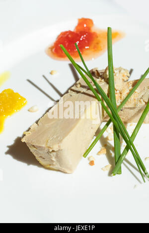 Foie gras de canard ou d'oie servi sur un plat avec la gelée et certaines sortes de mermelade. Banque D'Images