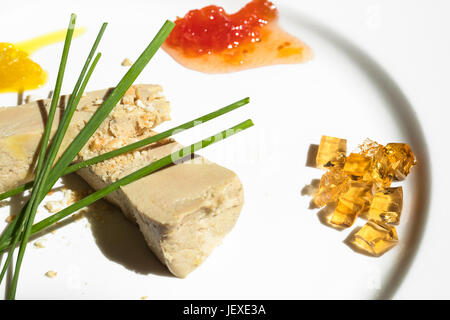 Foie gras de canard ou d'oie servi sur un plat avec la gelée et certaines sortes de mermelade. Banque D'Images