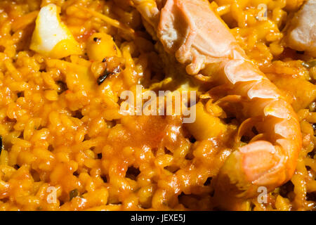 Détail de Paella Valenciana avec les langoustines et les crevettes. Banque D'Images