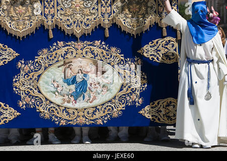 Discours du Trône de la Vierge Marie ou appelé Palio, brodé en velours bleu avec fil d'or, scène biblique intégré sur la face avant, procession de la Semaine Sainte, Banque D'Images