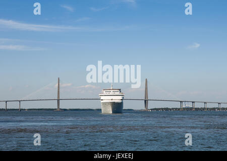 Vue frontale d'un navire de croisière en face de l'Ravenel Bridge à Charleston, SC. Les cheminées et les marques reconnaissables ont été supprimés de la Shi Banque D'Images