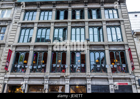 Montréal, Canada - le 27 mai 2017 : vieille ville bâtiment avec St Paul pub restaurant et les gens assis à l'intérieur à l'extérieur des feux allumés le soir qu Banque D'Images