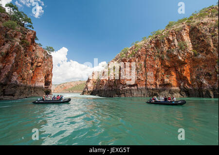 Les touristes en zodiac explorer les fluctuations des marées extrêmes à Cascades horizontales dans l'ouest de l'Australie, la baie de Talbot. Banque D'Images