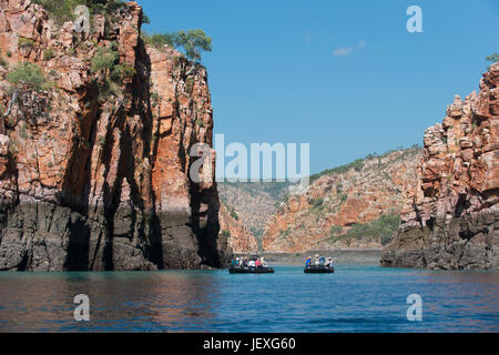 Les touristes en zodiac explorer les fluctuations des marées extrêmes à Cascades horizontales dans l'ouest de l'Australie, la baie de Talbot. Banque D'Images