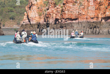 Les touristes en zodiac explorer les fluctuations des marées extrêmes à Cascades horizontales dans l'ouest de l'Australie, la baie de Talbot. Banque D'Images