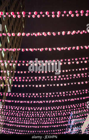 La rue Sainte Catherine dans le Village gai de Montréal dans la région du Québec de nuit avec des décorations et des bâtiments balle rose Banque D'Images