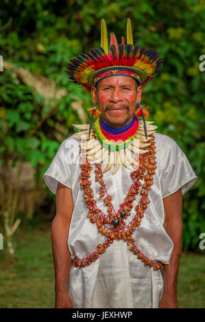 LAGO AGRIO, EQUATEUR - 17 NOVEMBRE 2016 : Siona shaman en costume traditionnel avec un chapeau de plumes dans un village indigène dans la réserve faunique de Cuyabeno Banque D'Images