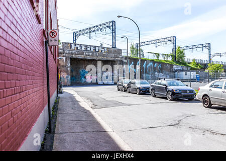 Montréal, Canada - le 28 mai 2017 : Centre Ville avec parking gratuit dans la rue, les voitures et les signes de l'écriture graffiti durant la journée à l'extérieur de la région du Québec City Banque D'Images