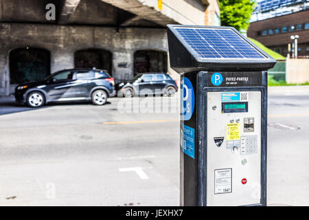 Montréal, Canada - le 28 mai 2017 : voiture payée dans la rue au centre-ville de ville dans la région du Québec avec panneau solaire Banque D'Images