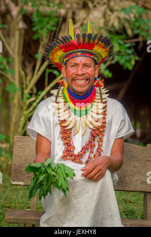 LAGO AGRIO, EQUATEUR - 17 NOVEMBRE 2016 : Siona shaman en costume traditionnel avec un chapeau de plumes dans un village indigène dans le Cuyabeno Wildlif Banque D'Images