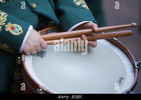 Boy holding baguettes sur un tambour en procession pendant la semaine sainte, l'Espagne Banque D'Images