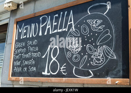 Barcelone, Espagne - 25 mai 2017 : tableau du restaurant une publicité menu paella à Barcelone, Espagne. Banque D'Images