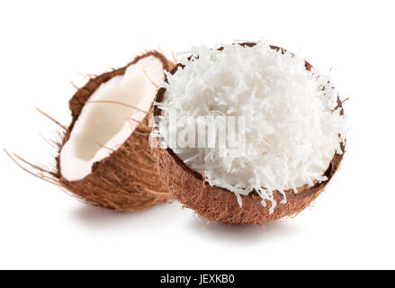 Deux moitiés de flocons de noix de coco Coco avec isolé sur un fond blanc. Banque D'Images