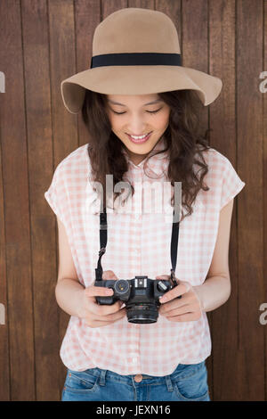 Hipster femme prise d'une photo Banque D'Images