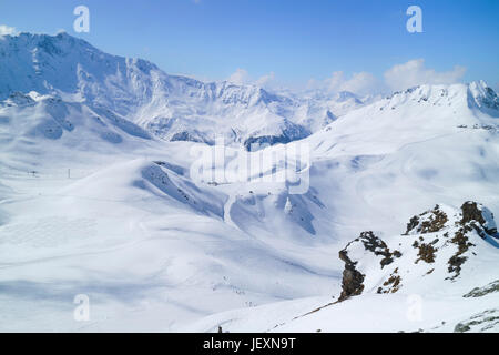 Des sommets enneigés des Alpes paysage avec des pistes de ski et des remontées mécaniques dans la station de ski de Paradiski, Alpes, France Banque D'Images