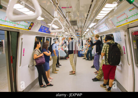 Singapour - 13 jan 2017 : Les passagers à Singapour Mass Rapid Transit (MRT) train. Le MRT a 102 postes et est la deuxième plus ancienne du système de métro dans la Banque D'Images