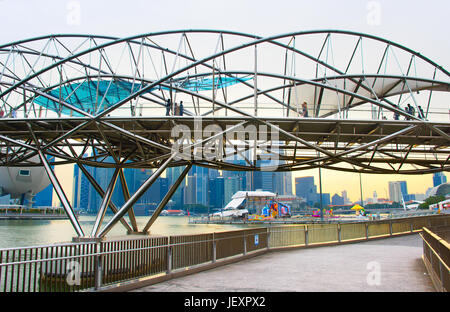 Singapour - Jan 14, 2107 : les gens à pied par le pont Helix à Singapour. L'hélice est fabriqué de 650 tonnes d'acier inoxydable Duplex et 1000 Banque D'Images