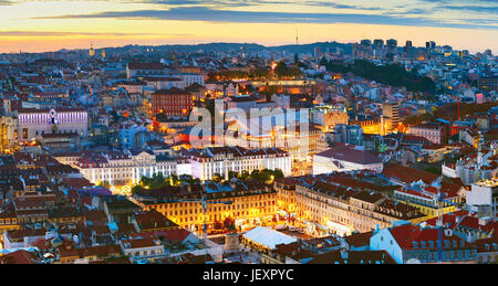 Vue panoramique sur le centre-ville de Lisbonne, au crépuscule. Portugal Banque D'Images