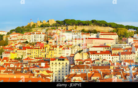 Panorama de Lisbonne avec Château de Lisbonne au sommet d'une colline au coucher du soleil. Portugal Banque D'Images
