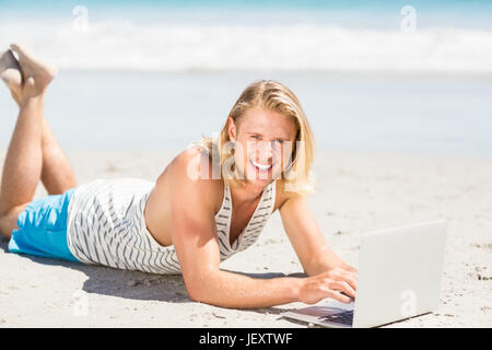 Man on beach Banque D'Images