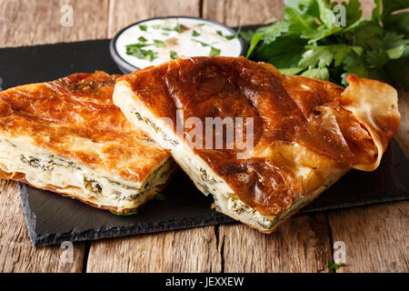 Des tranches de burek farci aux épinards et fromage gros plan sur une table. L'horizontale Banque D'Images