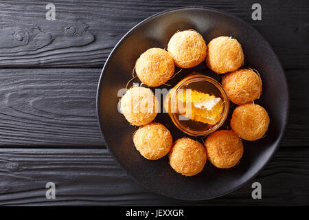 Grecs et Turcs traditionnels gâteau pâte kataifi nommé kadaif ou Vue de dessus horizontale. Banque D'Images