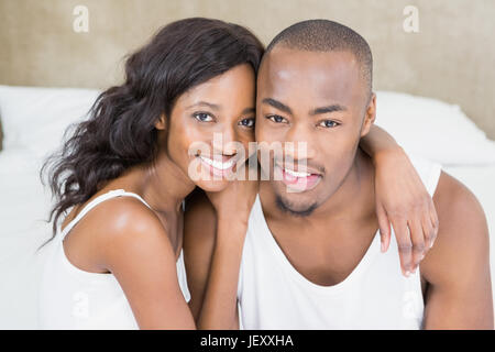 Portrait du jeune couple dans la chambre à coucher Banque D'Images