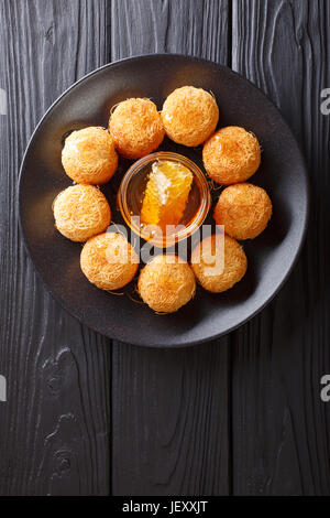 Grecs et Turcs traditionnels gâteau pâtisserie nommée kadaif ou kataifi. Vue verticale d'en haut Banque D'Images